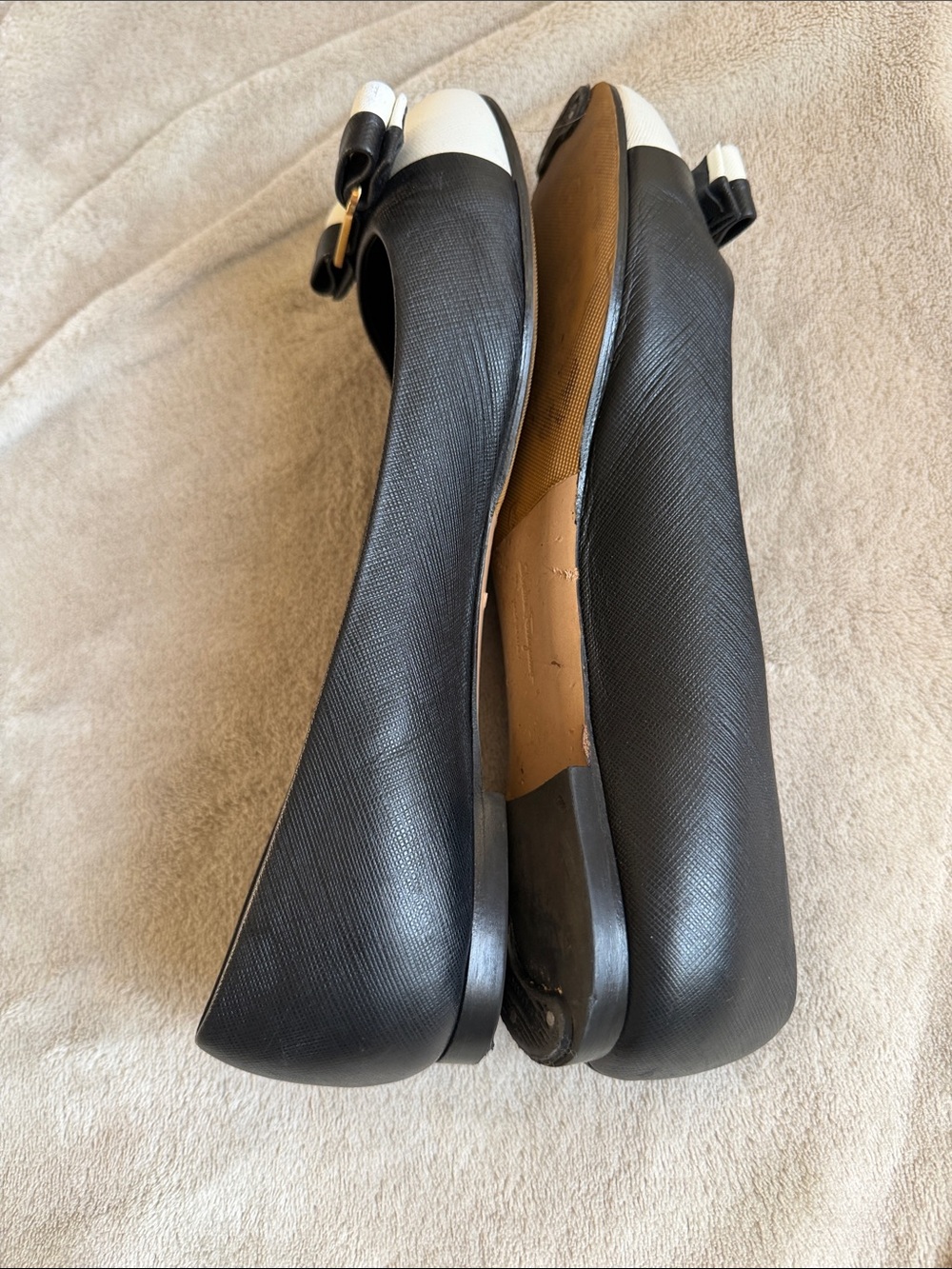 Salvatore Ferragamo Black and White Vara Bow Leather Flats - Picture 6 of 12